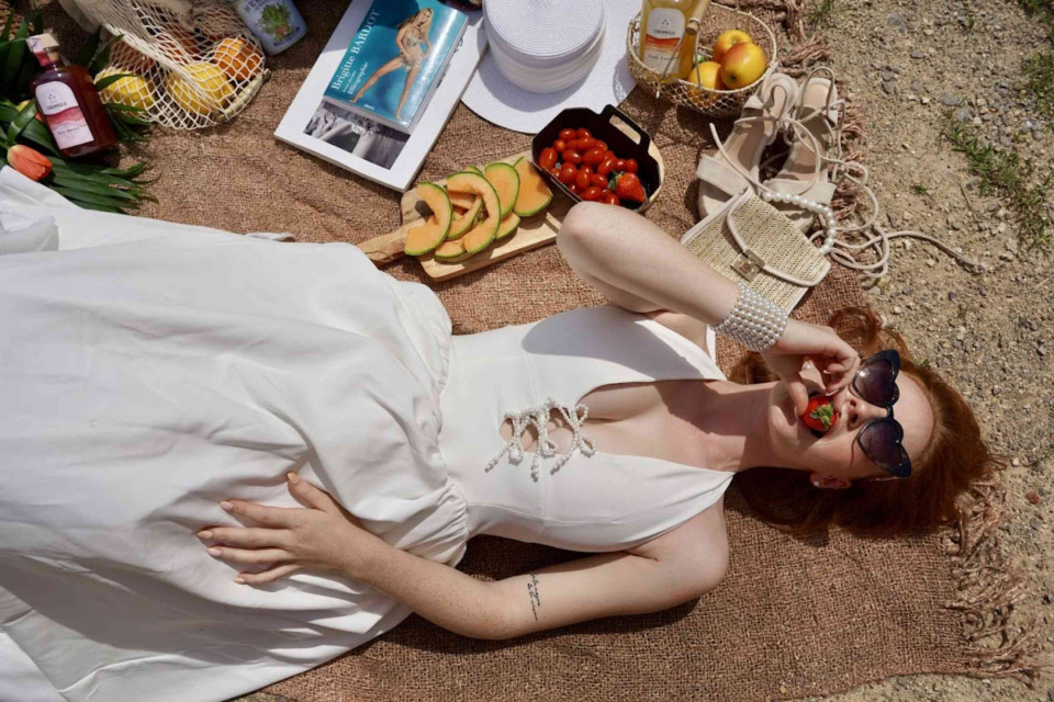 <p data-start="160" data-end="263"><strong data-start="160" data-end="190">Simple summer pleasures 🍓</strong><br data-start="190" data-end="193">A white dress, sun-warmed grass and fresh fruit shared in the shade.</p>
<p data-start="265" data-end="427">Picnics don&rsquo;t need to be complicated, a few seasonal bites like sweet melon, cherry tomatoes and juicy strawberries are enough to make the moment feel special.</p>
<p data-start="429" data-end="518">Let your blanket be your table, your hands the cutlery and the sun your mood lighting.</p>
<p data-start="520" data-end="551">What's your go-to picnic snack?</p>
<p data-start="553" data-end="633">#SeasaltAndPicnics #SlowLiving #OutdoorStyling #PicnicSeason #LesCouleursDuMonde #cotedazur</p>