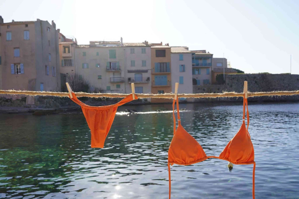 <p data-start="125" data-end="157"><strong data-start="125" data-end="155">Orange Dreams in La Ponche</strong></p>
<p data-start="159" data-end="498">The vibrant orange bikini swinging gently on a jute rope captures the very essence of summer freedom. Against the timeless backdrop of La Ponche&rsquo;s cobbled streets, it&rsquo;s a symbol of boldness, warmth and style.&nbsp;</p>
<p data-start="500" data-end="636">✨ <em data-start="502" data-end="517">Did you know?</em> Orange is said to boost creativity and enthusiasm. The perfect color to wear when you want to shine inside and out.</p>
<p data-start="638" data-end="718">#LaPonche #SaintTropezVibes #OrangeMood #SummerStyle #BoldAndBright #SunKissed #cotedazur</p>