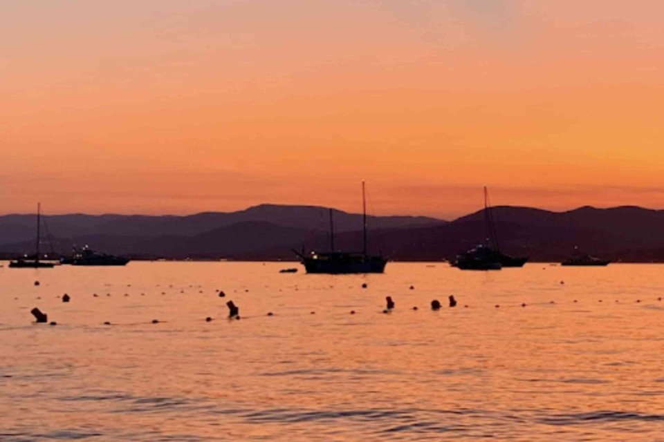 <p>At the end of the day, the light slowly turns the sea shades of gold and orange while the boats remain quietly anchored in the bay. It’s one of the simplest and most beautiful moments on the Riviera.</p><p><strong data-start="268" data-end="276">Tip:</strong> watch the sunset from <strong data-start="299" data-end="340">Plage de la Bouillabaisse</strong>, one of the best spots to see the sun disappear behind the hills.</p><p>#LesCouleursDuMonde #LaRouteDesCouleurs #SaintTropez #FrenchRiviera #Sunset #CotedAzur</p>